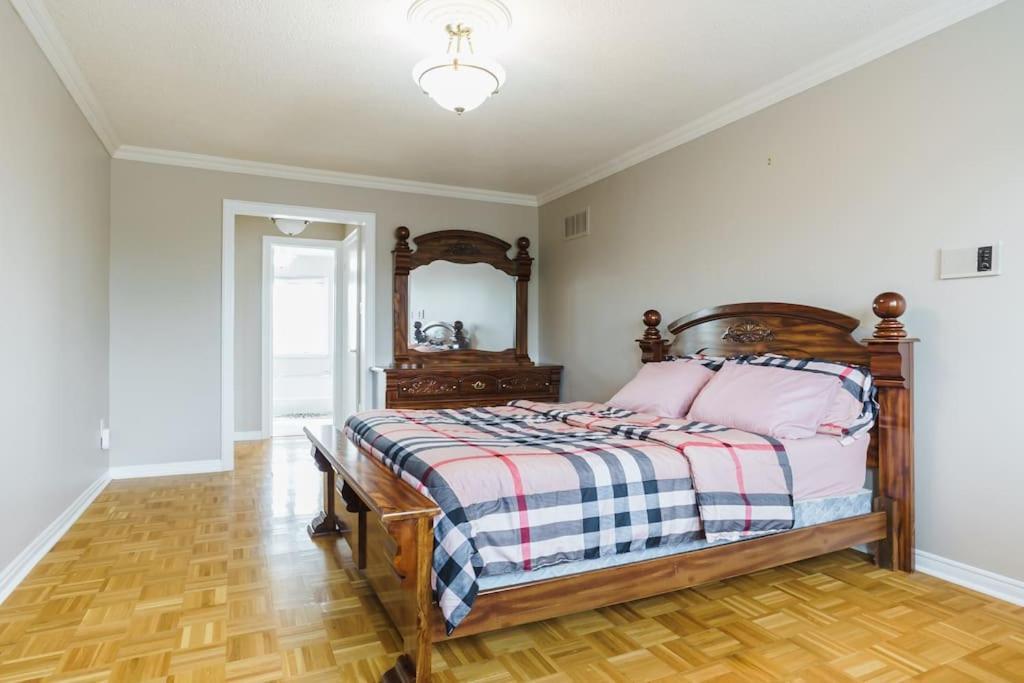 Beautiful Home 4 Bed, 3 Bath, Garage, Backyard! Mississauga Extérieur photo
