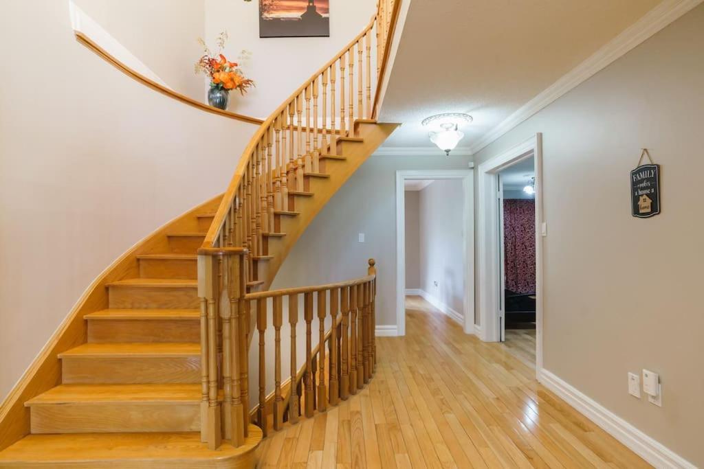 Beautiful Home 4 Bed, 3 Bath, Garage, Backyard! Mississauga Extérieur photo