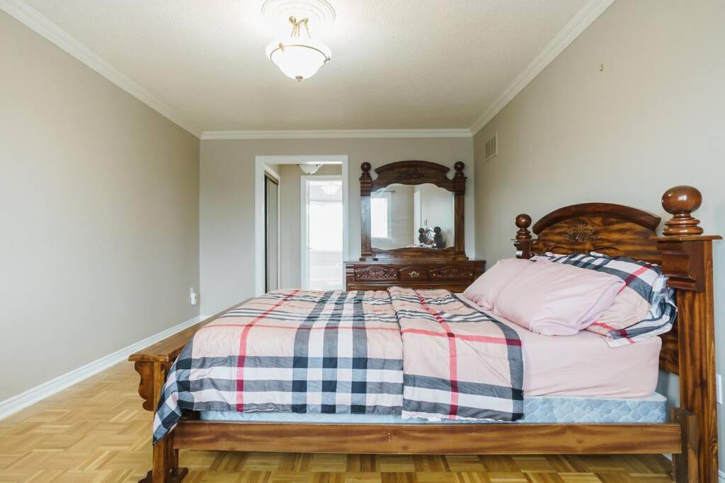 Beautiful Home 4 Bed, 3 Bath, Garage, Backyard! Mississauga Extérieur photo