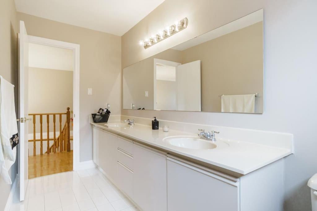 Beautiful Home 4 Bed, 3 Bath, Garage, Backyard! Mississauga Extérieur photo