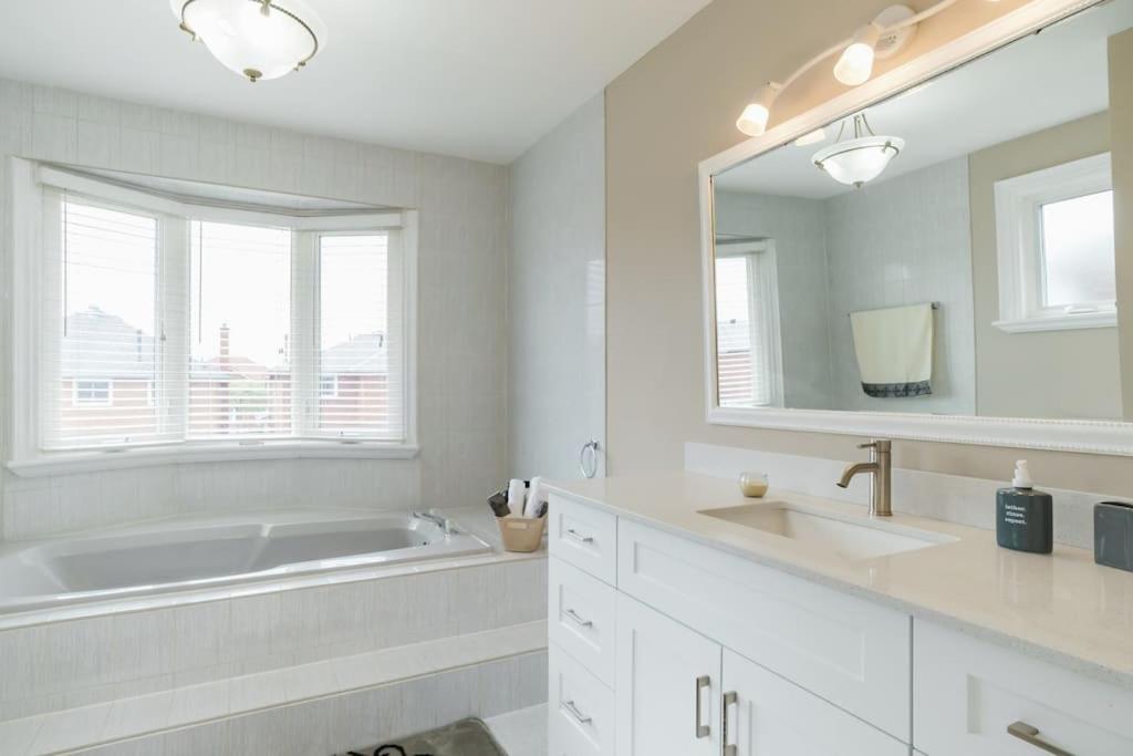 Beautiful Home 4 Bed, 3 Bath, Garage, Backyard! Mississauga Extérieur photo