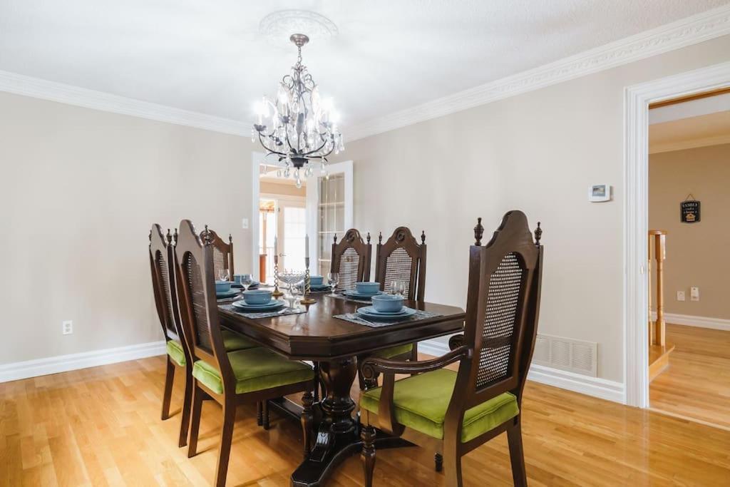 Beautiful Home 4 Bed, 3 Bath, Garage, Backyard! Mississauga Extérieur photo