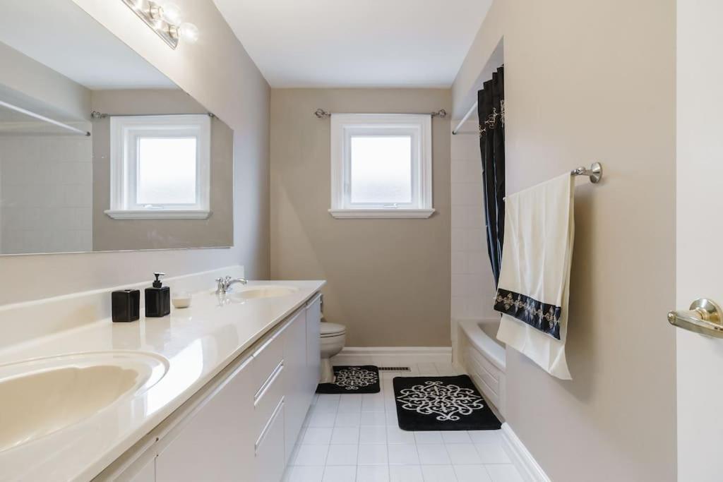 Beautiful Home 4 Bed, 3 Bath, Garage, Backyard! Mississauga Extérieur photo